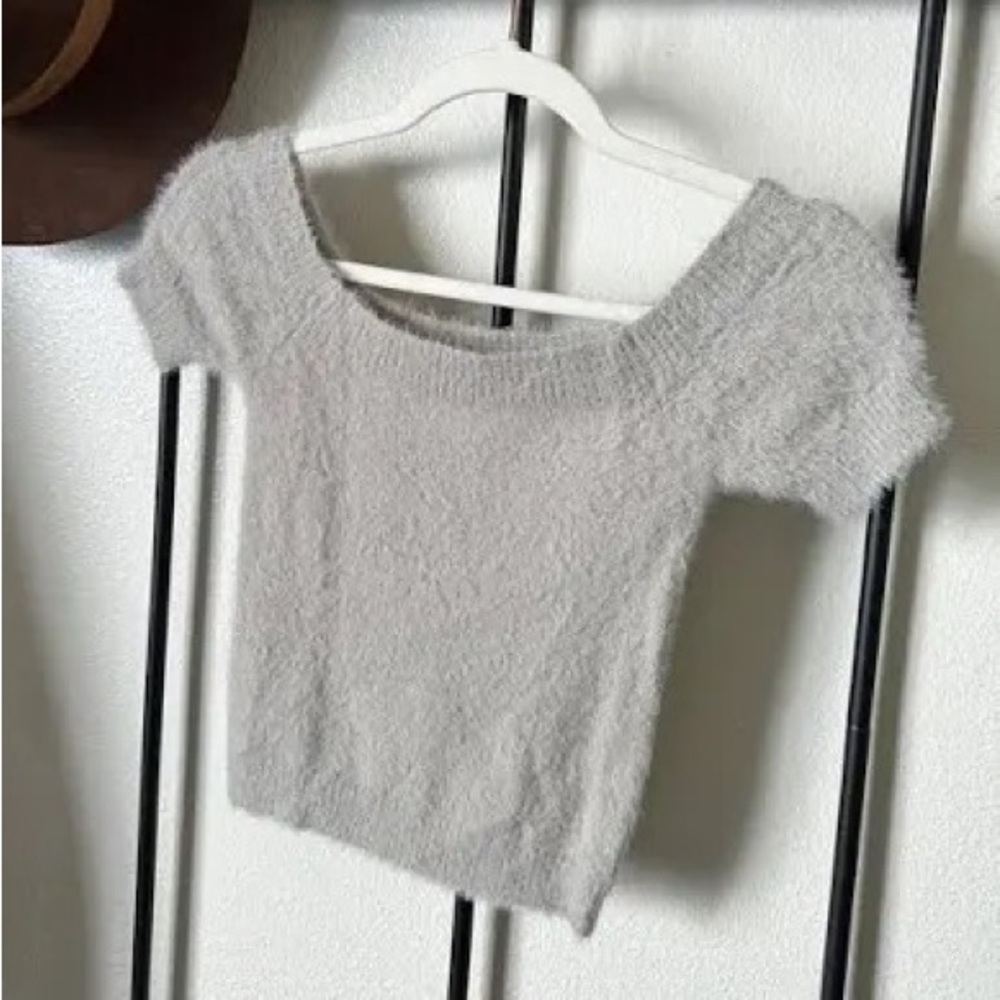 Kendall & Kylie Knit Off the Shoulder Shirt in color grey, size Small. NWT